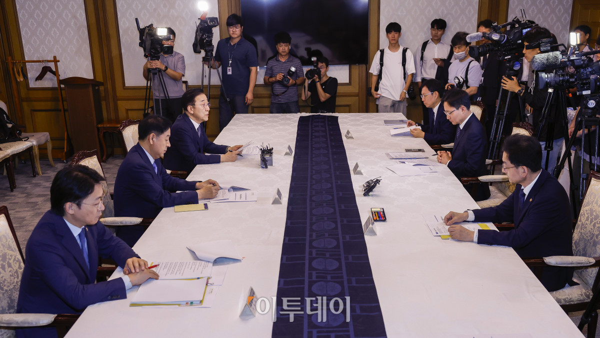 ▲김윤덕 국토교통부 장관이 7일 서울 종로구 정부서울청사에서 열린 부동산관계장관회의에서 모두발언을 하고 있다. 조현호 기자 hyunho@