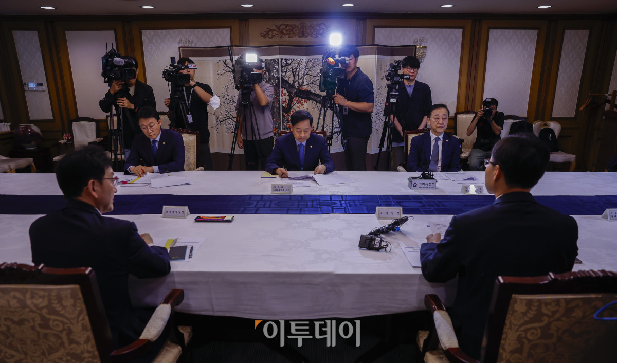 ▲7일 서울 종로구 정부서울청사에서 부동산관계장관회의가 열리고 있다. 조현호 기자 hyunho@