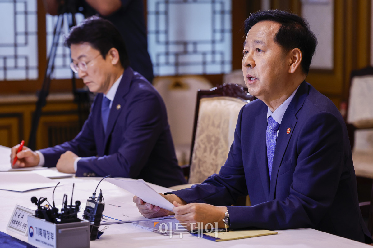 ▲구윤철 경제부총리 겸 기획재정부 장관이 7일 서울 종로구 정부서울청사에서 열린 부동산관계장관회의에서 모두발언을 하고 있다. 조현호 기자 hyunho@