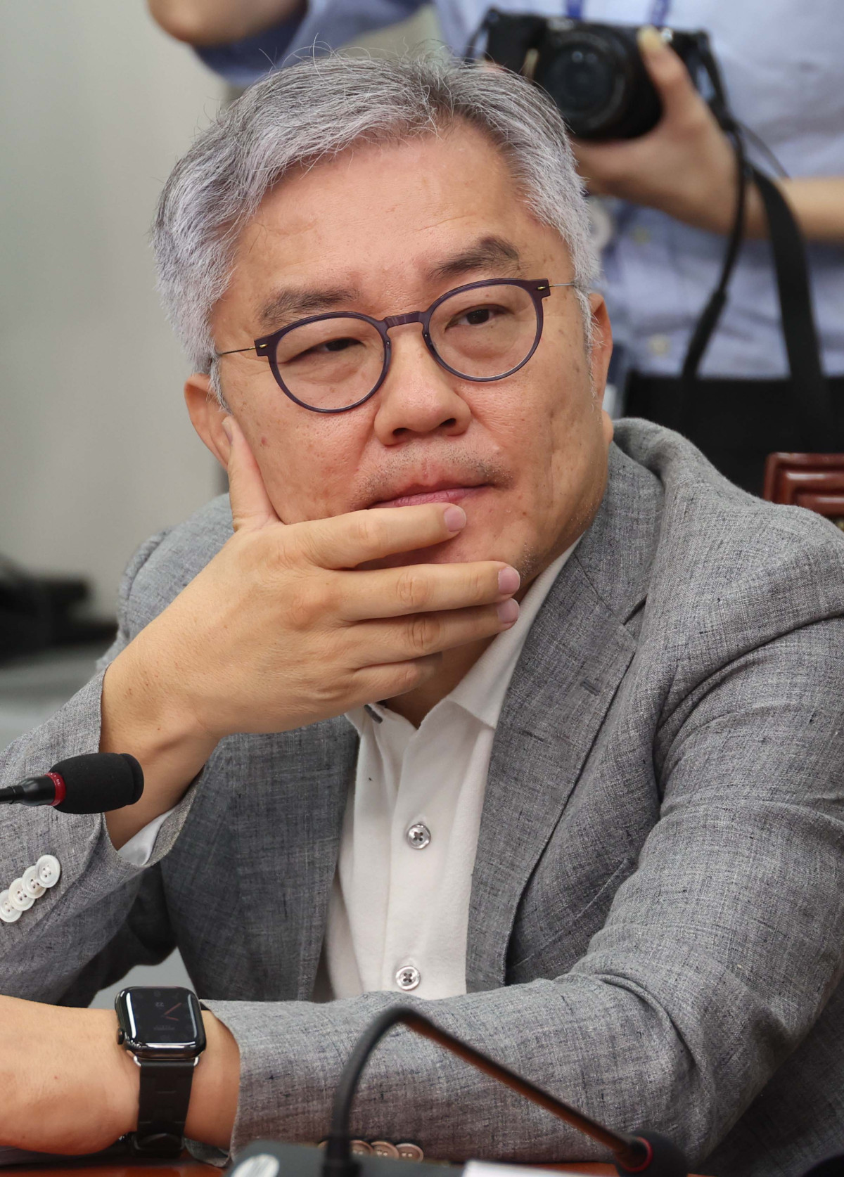 ▲최강욱 더불어민주당 교육연수원장이 22일 오전 서울 여의도 국회에서 열린 최고위원회의에서 정청래 대표의 발언을 경청하고 있다. (사진=뉴시스)