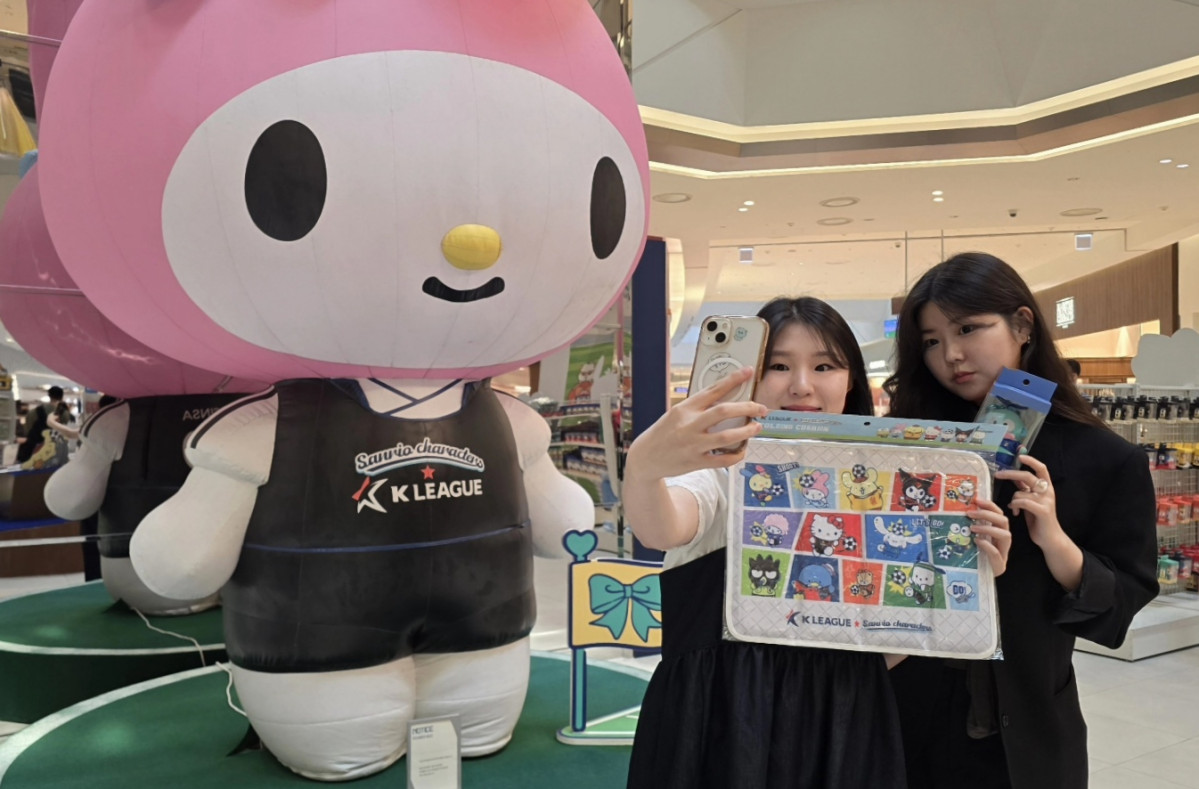 ▲모델들이 7일 수원 권선구 서둔동 타임빌라스 수원에서 진행 중인 'K리그X산리오캐릭터즈' 팝업스토어를 체험하고 있다. (사진제공=롯데백화점)