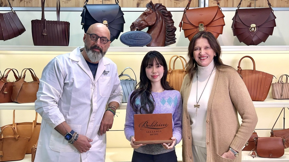 ▲지난해 12월 이탈리아 '볼드리니' 매장에서 진행한 현대홈쇼핑의 해외 직구 모바일 라이브커머스 '글로벌 쇼라직구' 방송 진행자가 브랜드 관계자들과 기념사진을 찍고 있다. (사진제공=현대홈쇼핑)