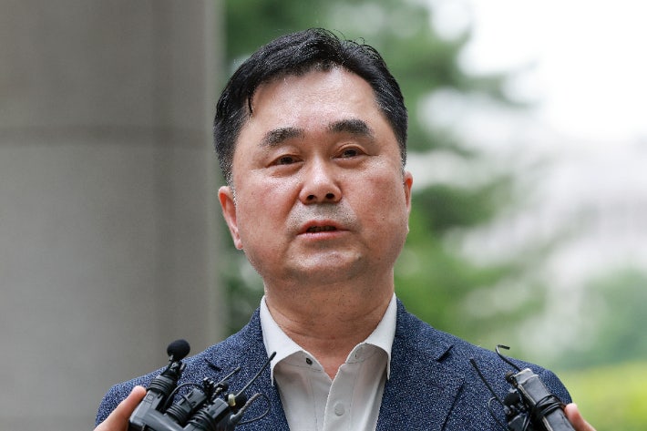 ▲ 김종민 무소속 의원이 7일 서울 서초구 서울고검에 마련된 조은석 내란특별검사팀에 출석하며 취재진 질문에 답하고 있다. (연합뉴스)