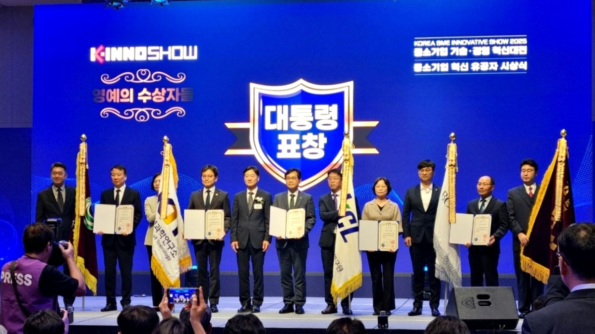 ▲천영길 KCL 원장(가운데)이 5일 '2025 중소기업 기술·경영 혁신대전' 에서 대통령 표창을 수상한 뒤 기념촬영을 하고 있다. (사진제공=한국건설생활환경시험연구원)