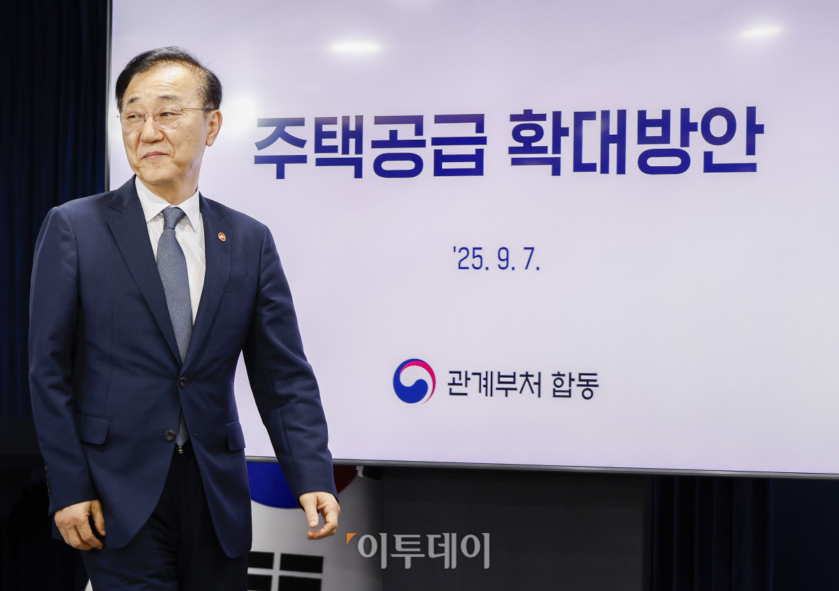 ▲김윤덕 국토교통부 장관이 7일 서울 종로구 정부서울청사에서 주택공급 확대방안 발표를 위해 브리핑실에 들어서고 있다. 조현호 기자 hyunho@