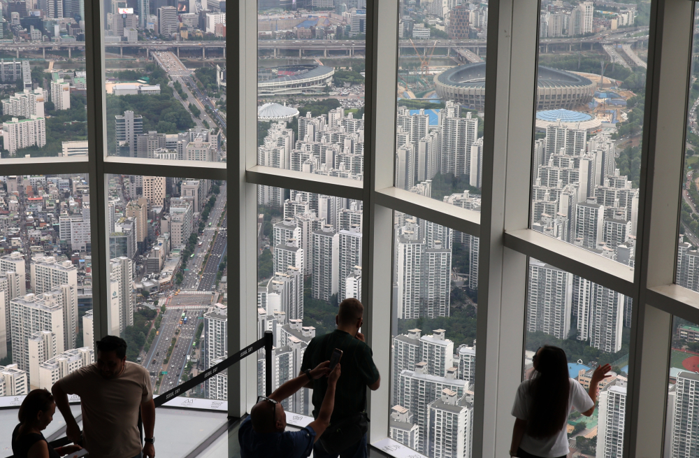 ▲롯데월드타워에서 내려다 본 서울 아파트 전경. 고이란 기자 photoeran@ (이투데이DB)