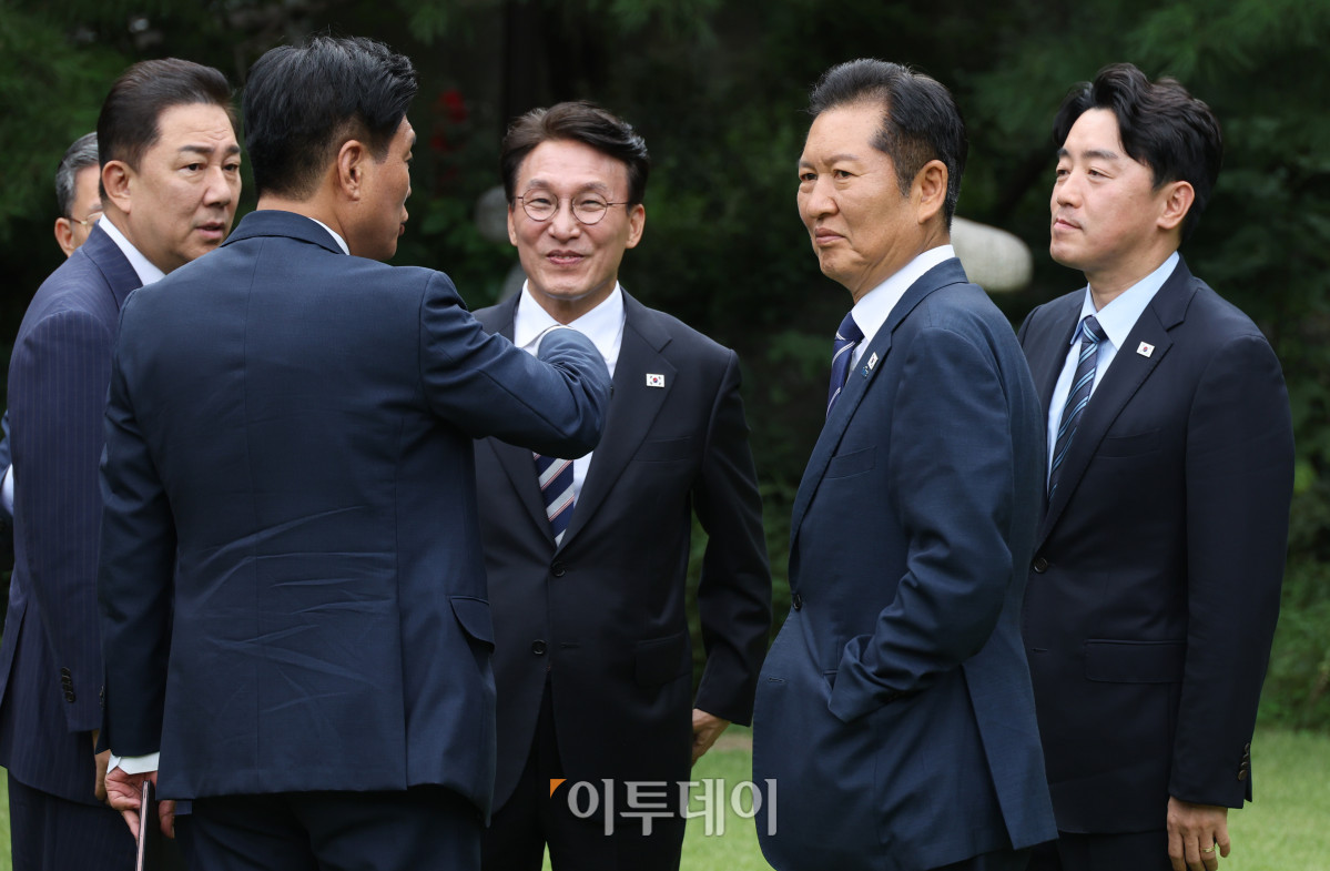 ▲김민석(왼쪽 세 번쨰) 국무총리가 7일 서울 종로구 국무총리 서울공관에서 열린 고위당정협의회에서 더불어민주당 정청래 대표, 김병기 원내대표, 강훈식 대통령 비서실장 등 참석자들과 대화를 하고 있다. 조현호 기자 hyunho@