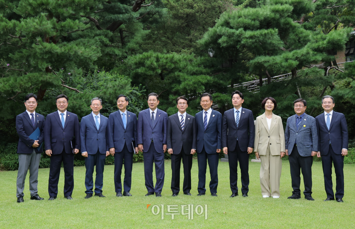 ▲김민석(가운데) 국무총리와 더불어민주당 정청래 대표, 김병기 원내대표, 강훈식 대통령 비서실장 등 참석자들이 7일 서울 종로구 국무총리 서울공관에서 열린 고위당정협의회에서 기념촬영을 하고 있다. 조현호 기자 hyunho@