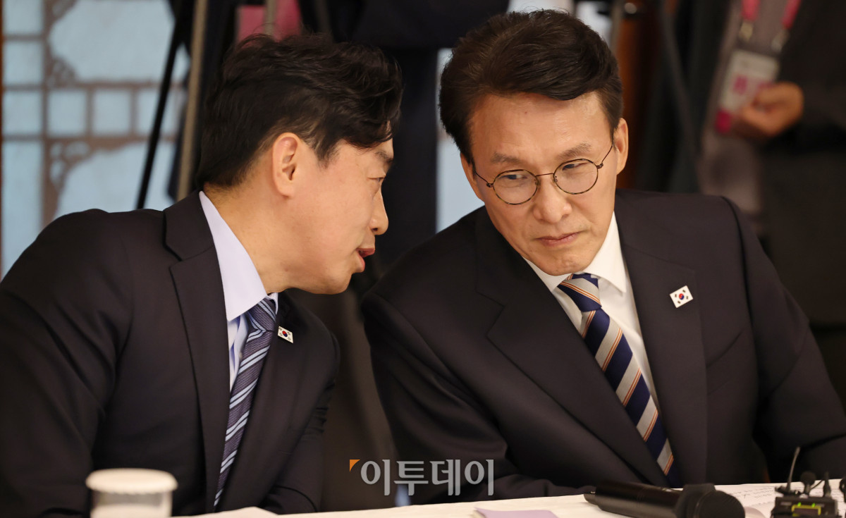 ▲김민석(오른쪽) 국무총리와 강훈식 대통령 비서실장이 7일 서울 종로구 국무총리 서울공관에서 열린 고위당정협의회에서 대화를 나누고 있다. 조현호 기자 hyunho#