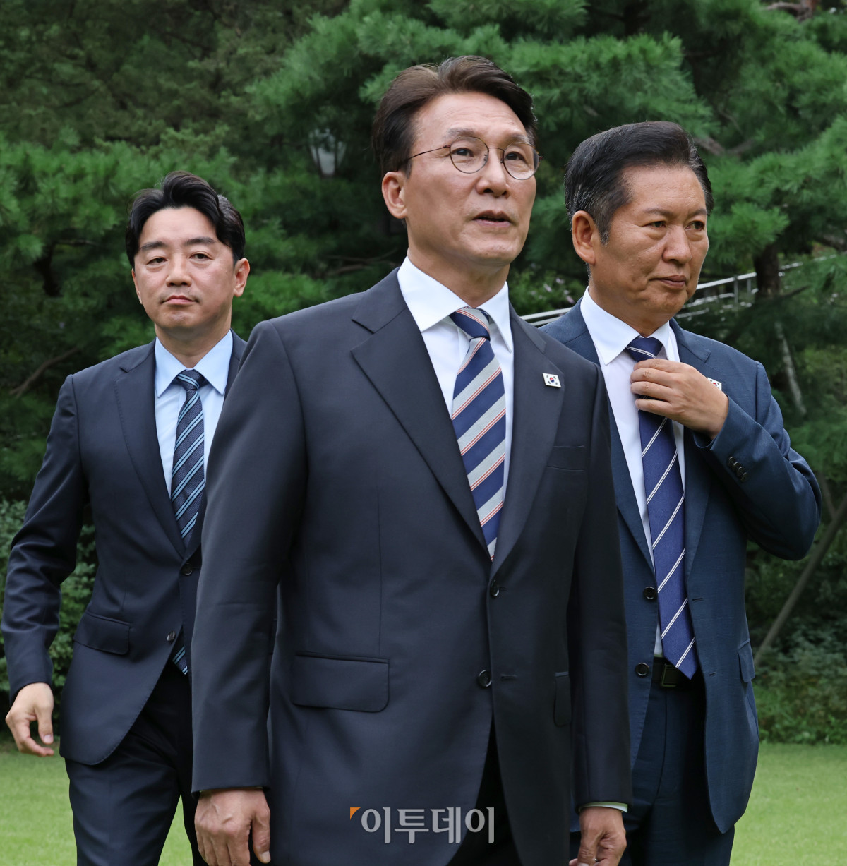 ▲김민석 국무총리와 더불어민주당 정청래 대표, 강훈식 대통령 비서실장이 7일 서울 종로구 국무총리 서울공관에서 열린 고위당정협의회에서 기념촬영을 마친 후 협의회장으로 이동하고 있다. 조현호 기자 hyunho@