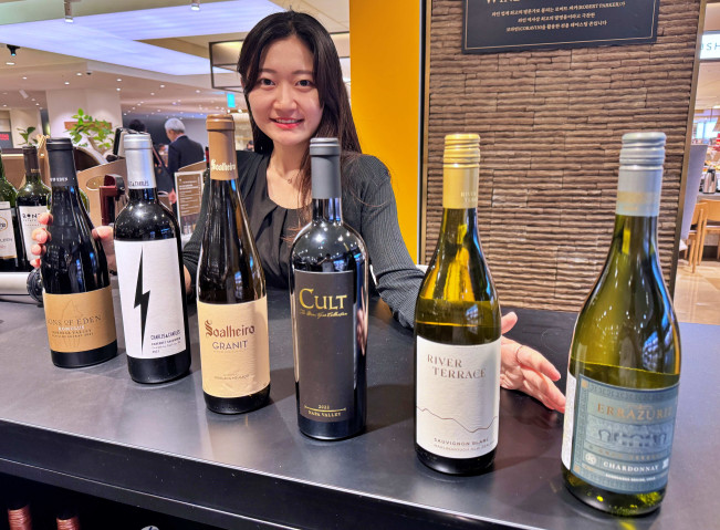 ▲롯데백화점 소공동 본점 와인 매장에서 모델이 '더 블라인드 서울의 심판 2025' 수상 와인을 선보이고 있다. (사진제공=롯데쇼핑)