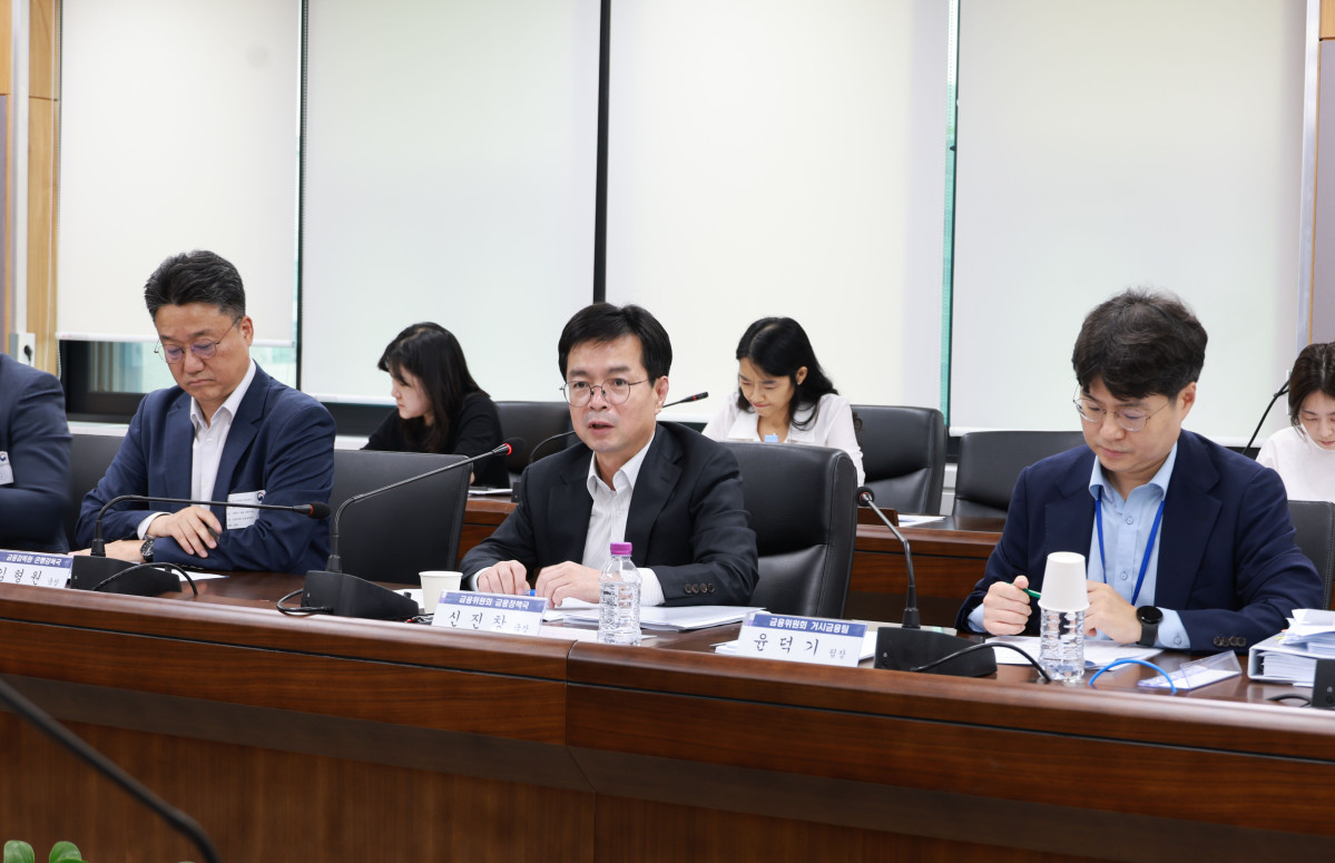 ▲신진창 금융위원회 금융정책국장이 7일 정부서울청사에서 기획재정부, 국토교통부, 한국은행, 금융감독원 등 관계기관과 은행연합회, 제2금융권 협회, 5대 시중은행, 주택금융공사(HF), 서울보증보험(SGI) 등이 참석한 가운데 '긴급 가계부채 점검회의'를 주재하고 있다. (사진제공=금융위원회)