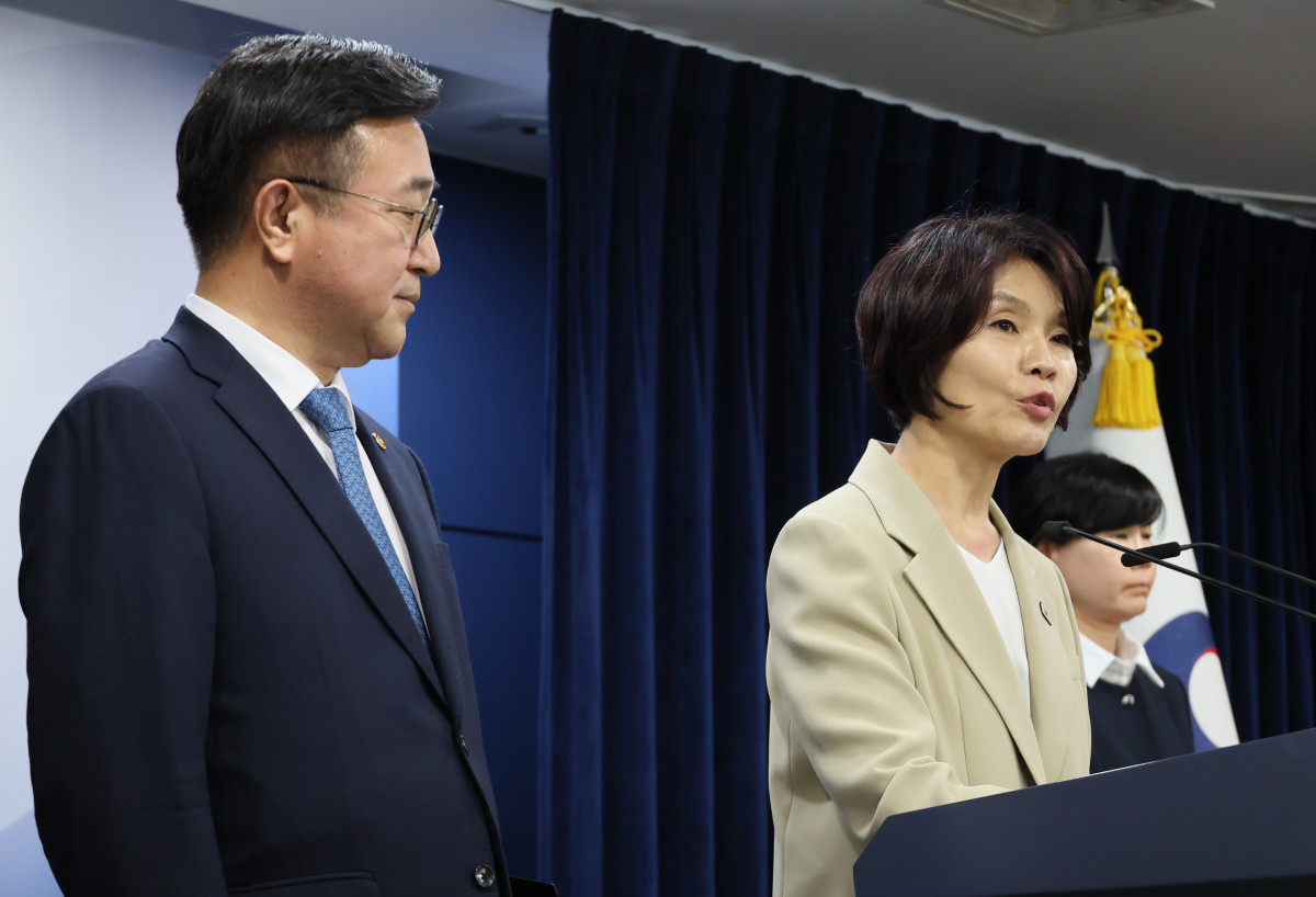 ▲윤호중 행정안전부 장관과 더불어민주당 한정애 정책위의장이 7일 서울 종로구 정부서울청사에서 제3차 고위당정협의회 결과 및 정부조직 개편 방안에 대해 발표하고 있다. (연합뉴스)