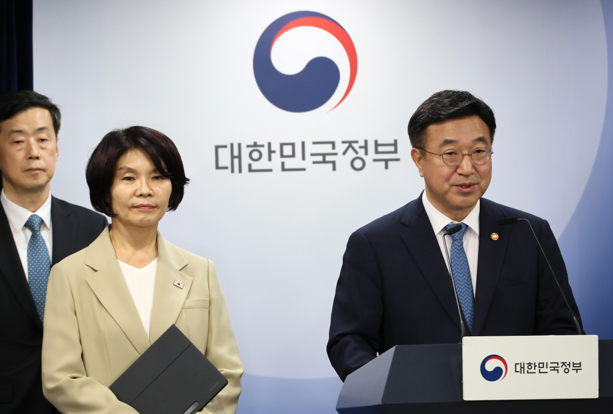 ▲윤호중 행정안전부 장관과 더불어민주당 한정애 정책위의장이 7일 서울 종로구 정부서울청사에서 제3차 고위당정협의회 결과 및 정부조직 개편 방안에 대해 발표하고 있다. (연합뉴스)