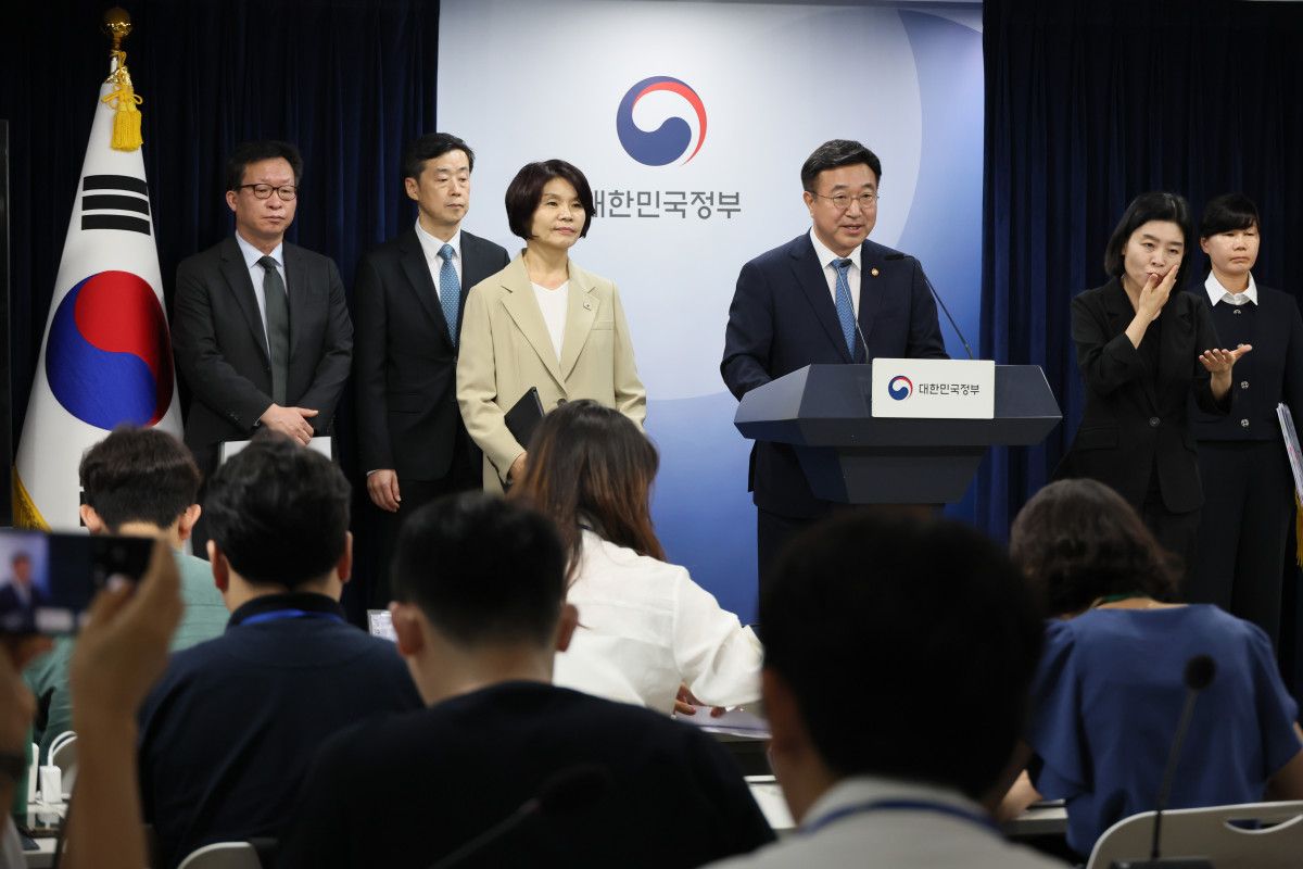 ▲윤호중 행정안전부 장관과 더불어민주당 한정애 정책위의장이 7일 서울 종로구 정부서울청사에서 제3차 고위당정협의회 결과 및 정부조직 개편 방안에 대해 발표하고 있다. (연합뉴스)