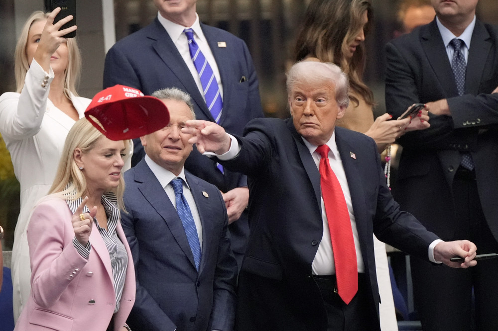 ▲7일(현지시간) 스페인의 카를로스 알카라스가 남자 단식 결승에서 우승한 뒤, 도널드 트럼프 미국 대통령이 모자를 던지고 있다. (로이터/연합뉴스)