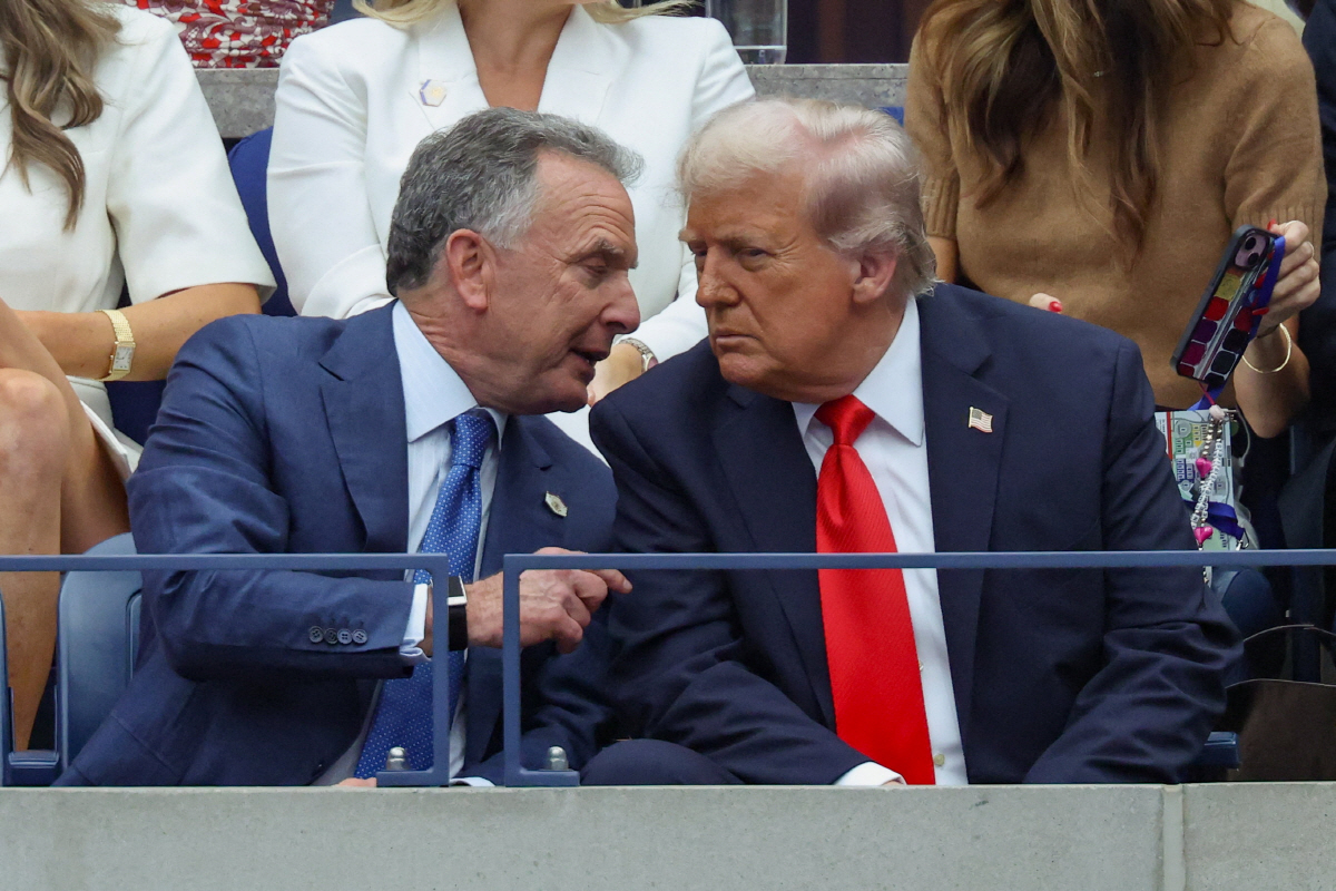 ▲스티브 위트코프(왼쪽) 미국 중동 특사와 도널드 트럼프 미국 대통령이 7일(현지시간) US오픈 결승전에서 대화하고 있다. 뉴욕/로이터연합뉴스