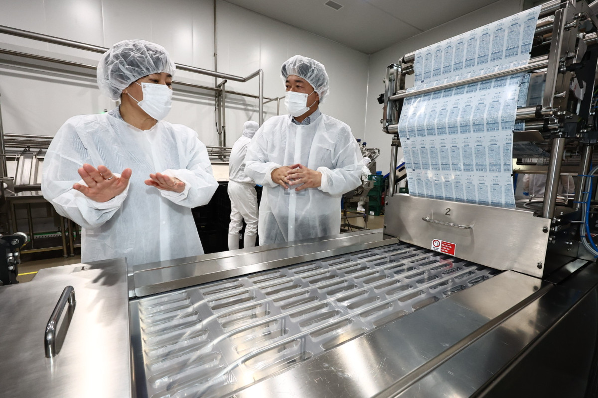 ▲송미령 농림축산식품부 장관(왼쪽)이 3일 제주시 한림읍에 있는 프리미엄 유가공업체 미스터밀크를 찾아 신세호 대표에게 생산라인에 대한 설명을 듣고 있다. (공동취재단)