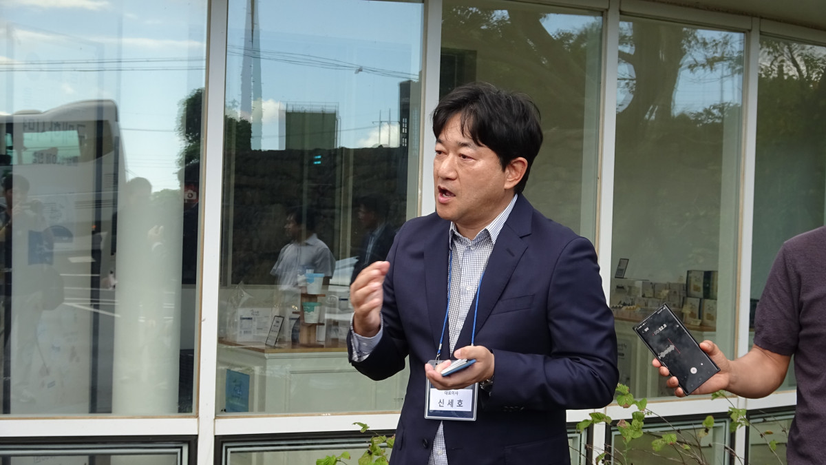 ▲신세호 미스터밀크 대표가 3일 제주시 한림읍에 있는 본사 생산설비에서 자사 제품에 대해 설명하고 있다. (공동취재단)