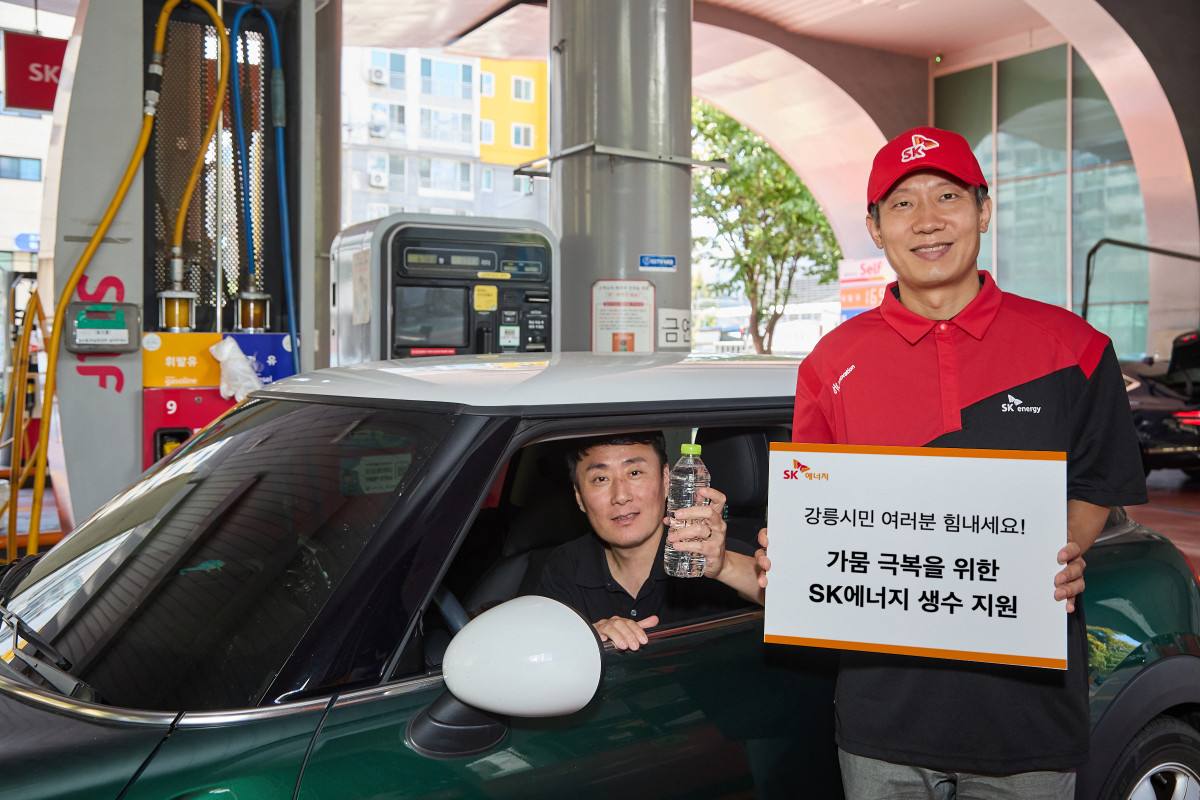 ▲강릉·동해 지역 SK주유소 17곳에서 SK에너지가 지역 주민들에게 생수를 제공하고 있다. (사진= SK에너지)