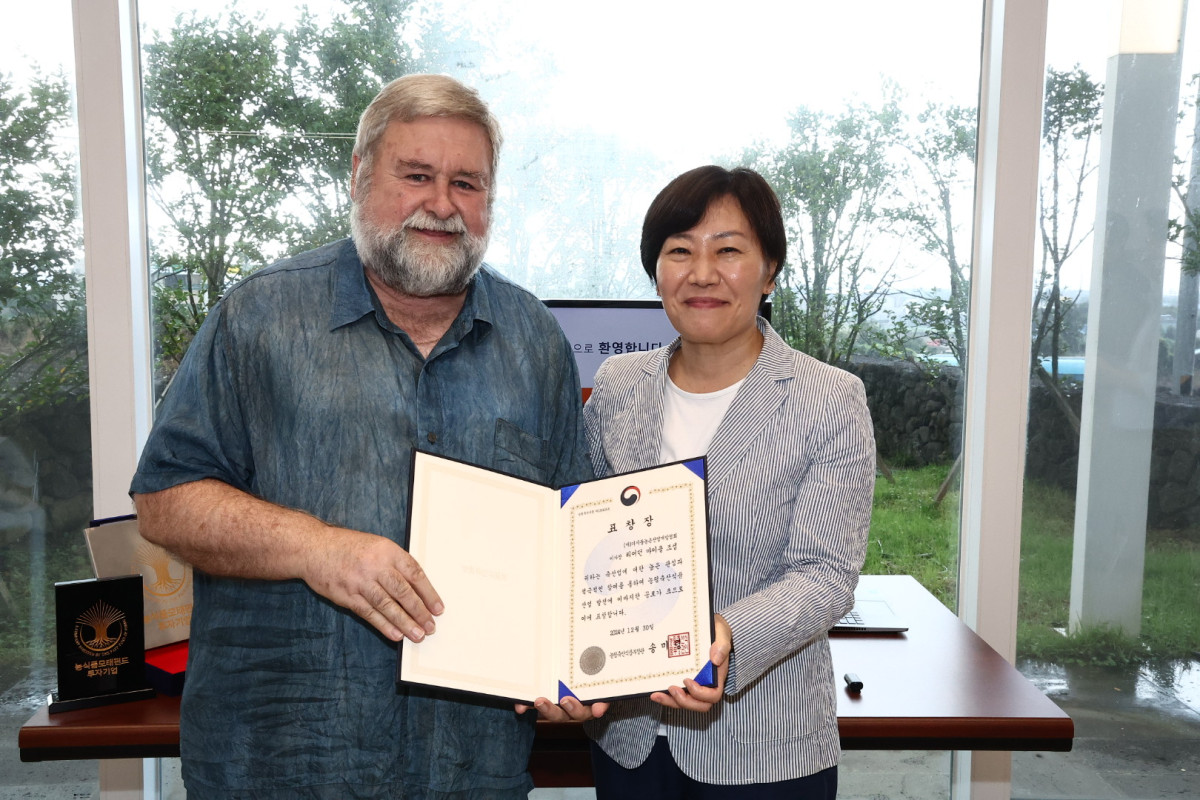▲송미령 농림축산식품부 장관이 3일 제주시 한림읍에 있는 프리미엄 유가공업체 미스터밀크에서 마이클 조셉 리어던 이시돌 농촌사업 개발협회 이사장에게 농림축산식품 산업 발전에 이바지한 공로로 표창장을 수여한 뒤 기념 촬영을 하고 있다. (공동취재단)