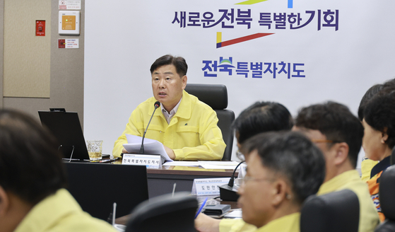 ▲전북도는 집중호우로 7일 재난안전대책본부 비상 3단계를 가동하고, 김관영 지사 주재로 호우 대처 상황 보고 회의를 하고 있다.   (사진제공=전북도)