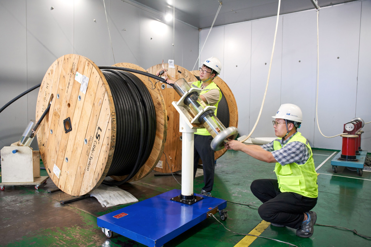 ▲LS전선 연구원들이 MV 내화 케이블의 성능을 테스트하고 있다. (사진제공-LS전선)