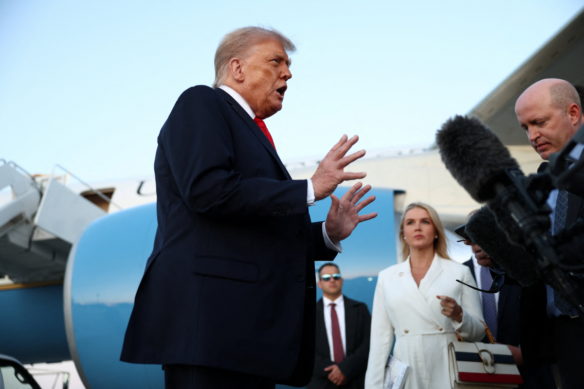 ▲도널드 트럼프 미국 대통령이 뉴욕 라과디아공항에서 7일(현지시간) 기자회견을 하고 있다.  (뉴욕/로이터연합뉴스)