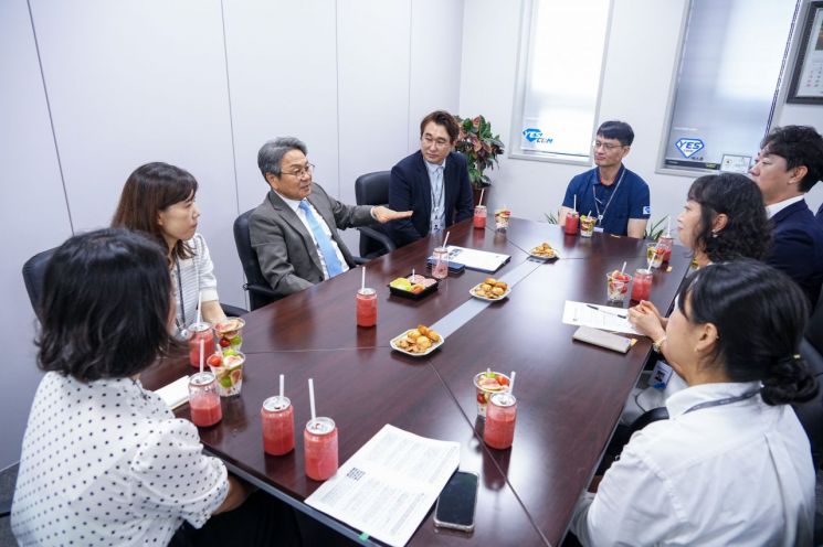 ▲강기정 광주시장이 최근 동구 광은비즈니스㈜를 방문해 '초등학부모 10시 출근제' 혜택을 받고 있는 직원들과 대화를 나누고 있다. (사진제공=광주시)