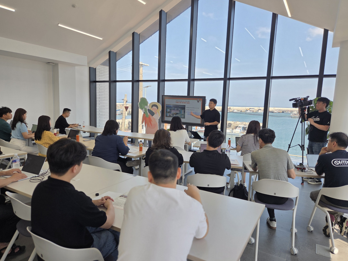 ▲양군모 세화 마을 프로그램 디렉터가 4일 세화 질그랭이 워케이션 센터에서 농림축산식품부 기자단을 대상으로 마을과 센터에 대해 설명하고 있다. (공동취재단)