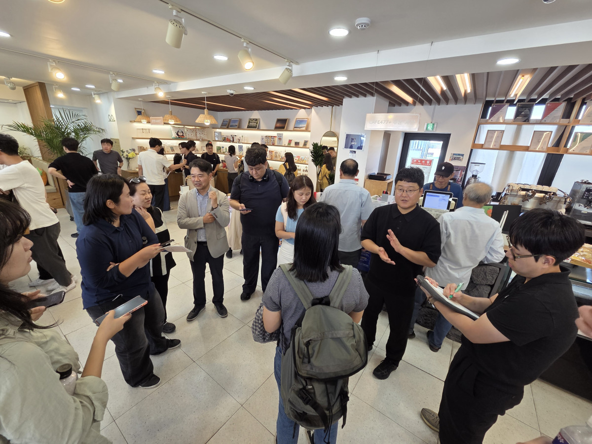 ▲양군모 세화 마을 프로그램 디렉터가 4일 세화 질그랭이 워케이션 센터 내 플리 마켓에서 농림축산식품부 출입 기자단에게 마켓 운영 상황에 대해 설명하고 있다. (공동취재단)