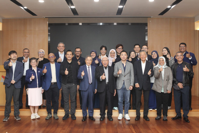 ▲4일 아이스크림미디어 및 계열사 임직원들과 텔레콤 말레이시아 사절단이 기념사진을 촬영하고 있다. (사진제공=아이스크림미디어)