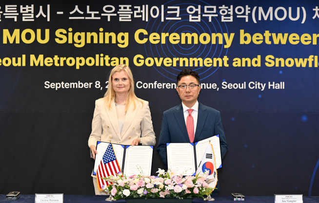 ▲주용태(오른쪽) 서울시 경제실장과 데니스 퍼슨(Denise Persson) 스노우플레이크 본사 최고마케팅책임자(CMO)가 인공지능(AI) 및 핀테크 등 전략산업 유망기업 지원과 인재 양성을 위한 업무협약 체결식에서 협약서를 들고 기념촬영을 하고 있다. (사진제공=서울시)