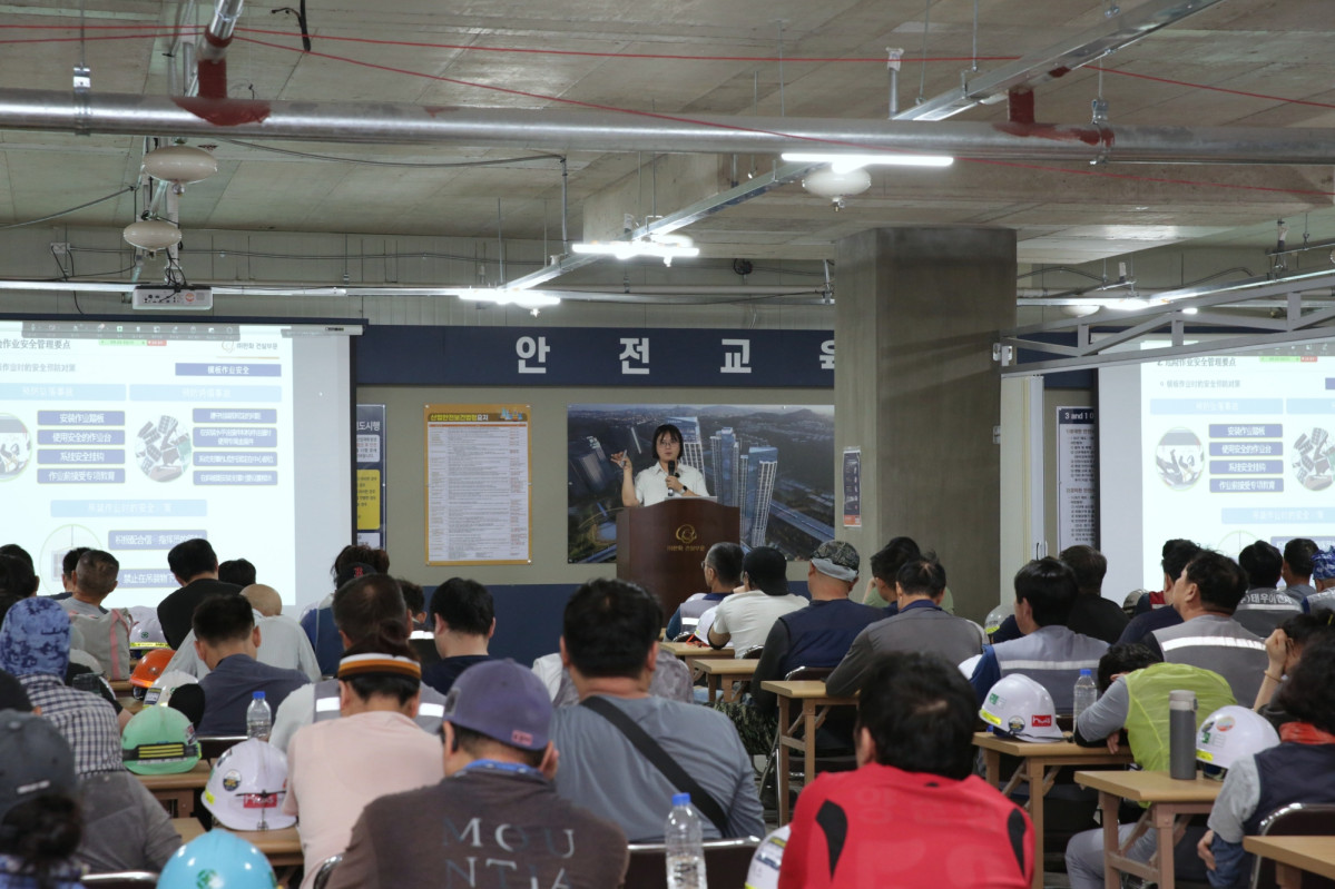 ▲외국인 안전문화 지도사가 외국인 근로자들을 대상으로 안전교육을 하고 있다. (사진제공=한화 건설부문)