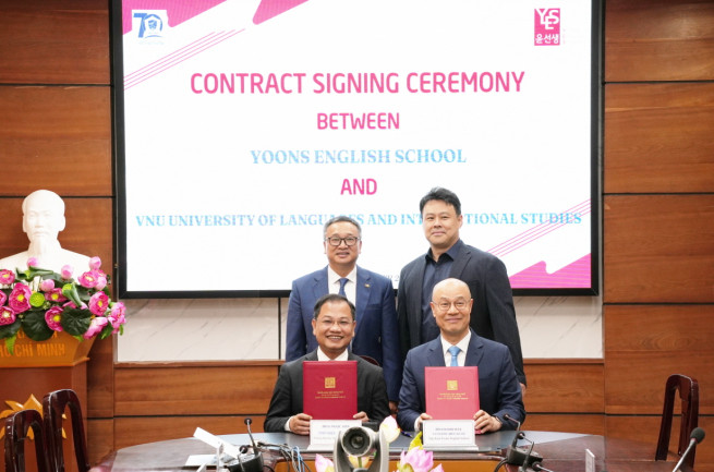 ▲(오른쪽 위부터 시계 방향으로) 윤수 윤선생 대표, 설황수 윤선생 전무, 호아썬 하노이 국립외대 부총장, 도뚜언민 하노이 국립외대 이사장이 4일(현지시간) 베트남 하노이 국립외국어대학교에서 한국어 교재 개발에 대한 계약을 체결한 뒤 기념촬영을 하고 있다. (사진제공=윤선생)