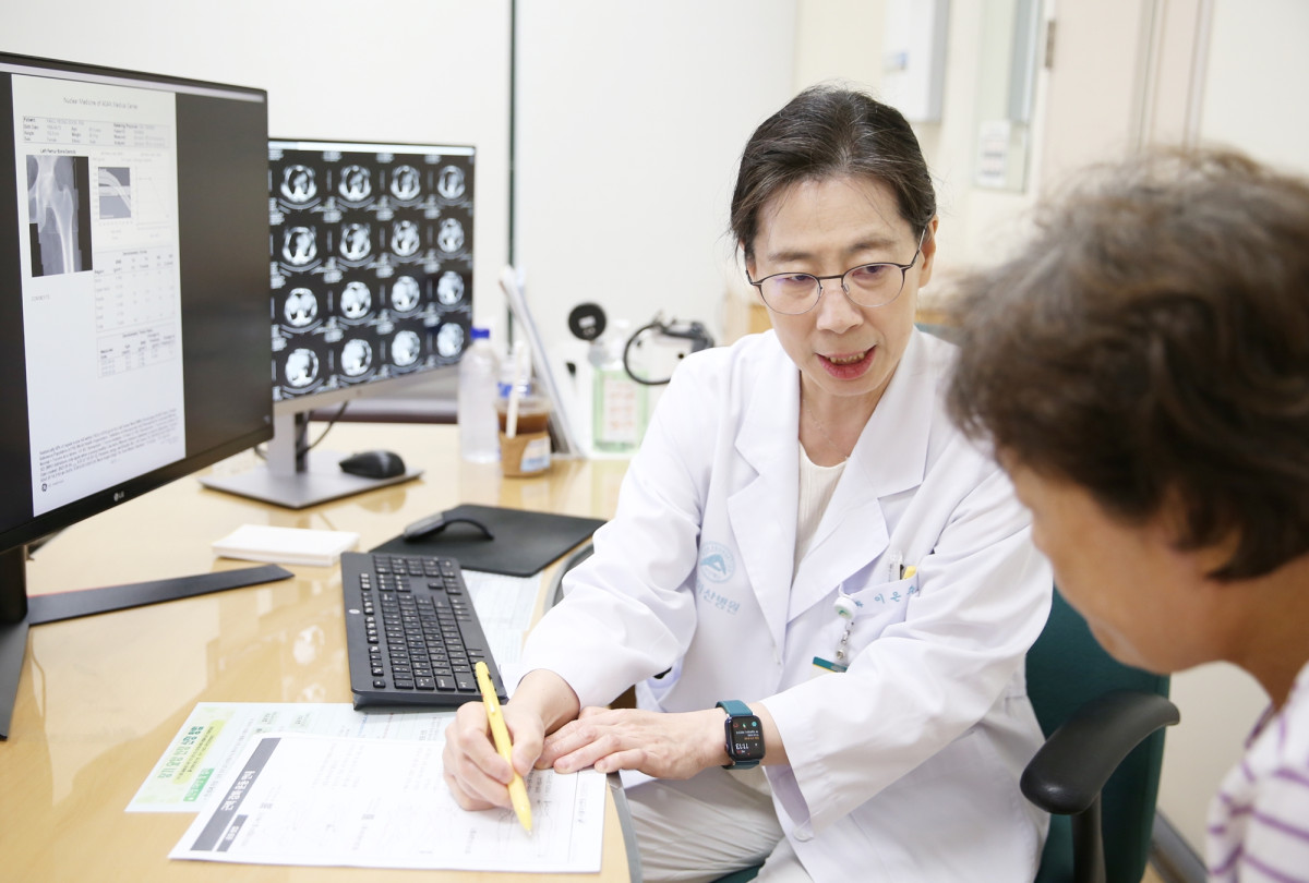 ▲이은주 서울아산병원 노년내과 교수가 노년 환자의 허약 수준에 맞는 운동법을 설명하고 있다.(서울아산병원)