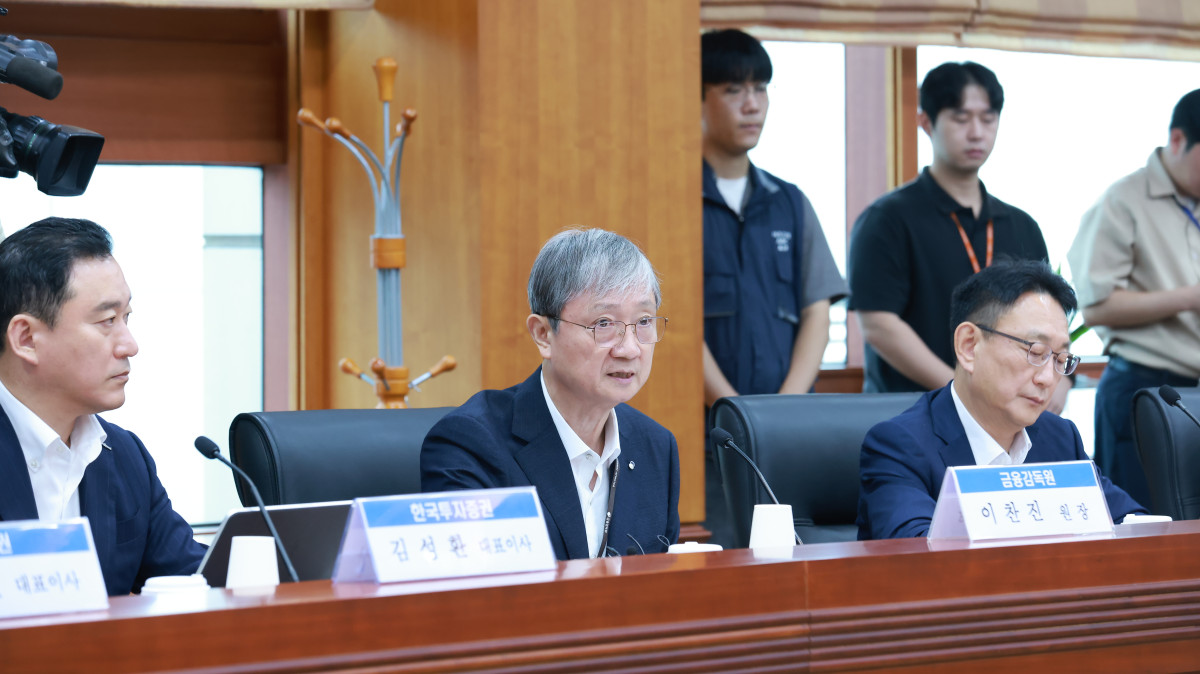 ▲이찬진(가운데) 금융감독원장이 8일 서울 여의도 금융투자협회에서 열린 금융투자 CEO 간담회에서 모두 발언을 하고 있다. (사진제공= 금감원 )