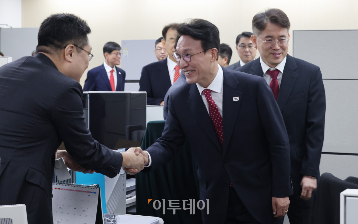 ▲김민석 국무총리가 8일 서울 영등포구 한국거래소 서울사무소에서 열린 자본시장 활성화를 위한 현장 간담회를 마친 후 주가조작근절 합동대응단을 찾아 관계자들을 격려하고 있다. 청사시진기자단