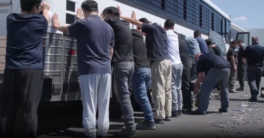 ▲5일(현지시간) 이민세관단속국(ICE)이 공개한 미국 조지아주 현대차그룹·LG에너지솔루션 합작 배터리 공장 건설 현장에서 불법 체류자를 단속하는 모습.  (출처 미국 이민세관단속국(ICE) 홈페이지)