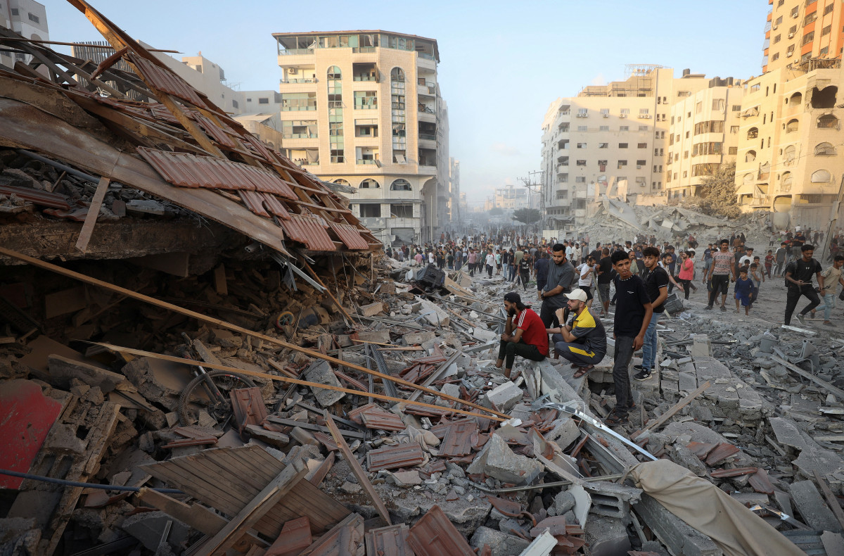 ▲7일(현지시간) 가자지구 북부에 있는 가자시티에서 이스라엘의 공습으로 무너진 건물을 팔레스타인들이 살펴보고 있다. (가자시티/로이터연합뉴스)