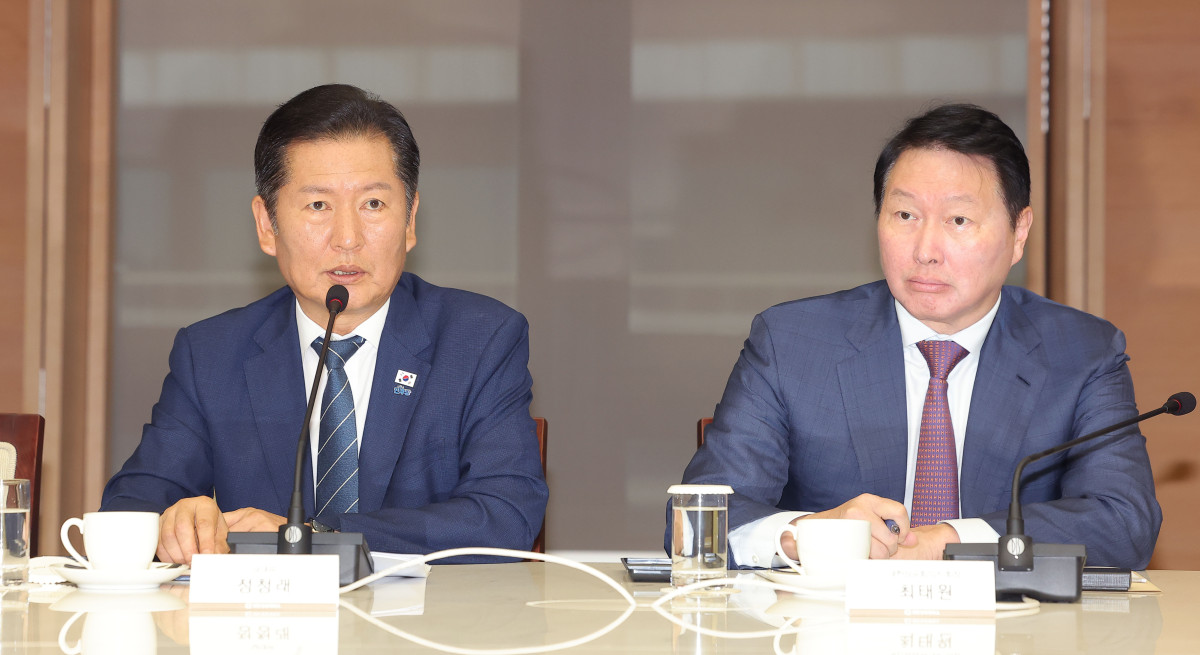 ▲정청래 더불어민주당 대표가 8일 서울 중구 대한상공회의소에서 열린 최태원 대한상의 회장과의 정책 간담회에서 인사말을 하고 있다. (연합뉴스)