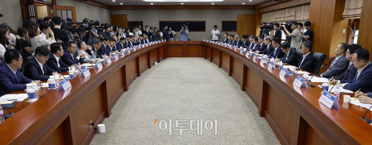 ▲이찬진 금융감독원장이 8일 서울 영등포구 금융투자협회에서 열린 금융감독원장-금융투자협회 CEO 간담회에서 모두발언을 하고 있다. 조현호 기자 hyunho@