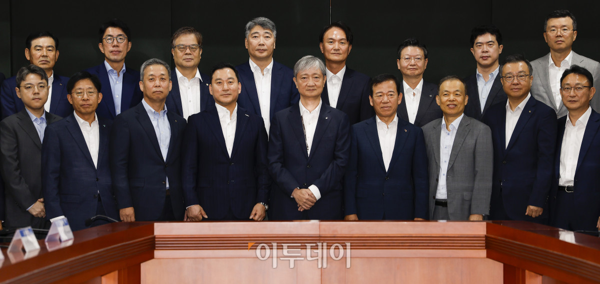 ▲이찬진(앞줄 가운데) 금융감독원장과 서유석(앞줄 오른쪽 네 번째) 금융투자협회장 등 참석자들이 8일 서울 영등포구 금융투자협회에서 열린 금융감독원장-금융투자협회 CEO 간담회에서 기념촬영을 하고 있다. 조현호 기자 hyunho@