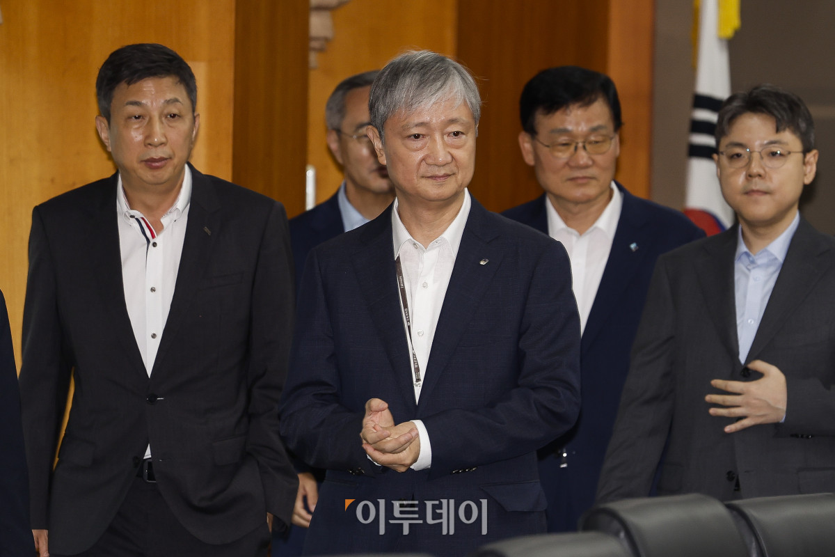 ▲이찬진 금융감독원장이 8일 서울 영등포구 금융투자협회에서 열린 금융감독원장-금융투자협회 CEO 간담회에서 기념촬영을 마친 후 자리로 이동하고 있다. 조현호 기자 hyunho@