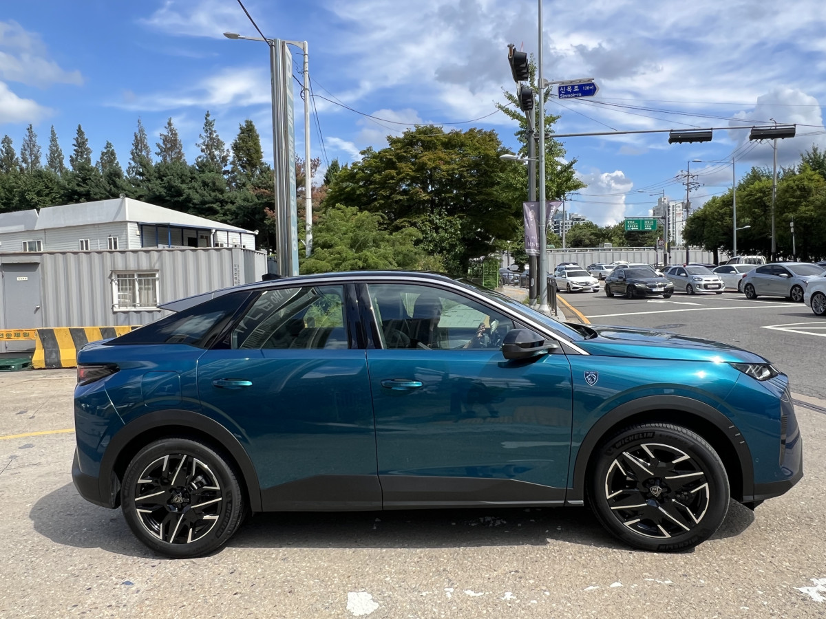 ▲‘올 뉴 푸조 3008 하이브리드’ 주행 모습. 김채빈 기자 chaebi@ 