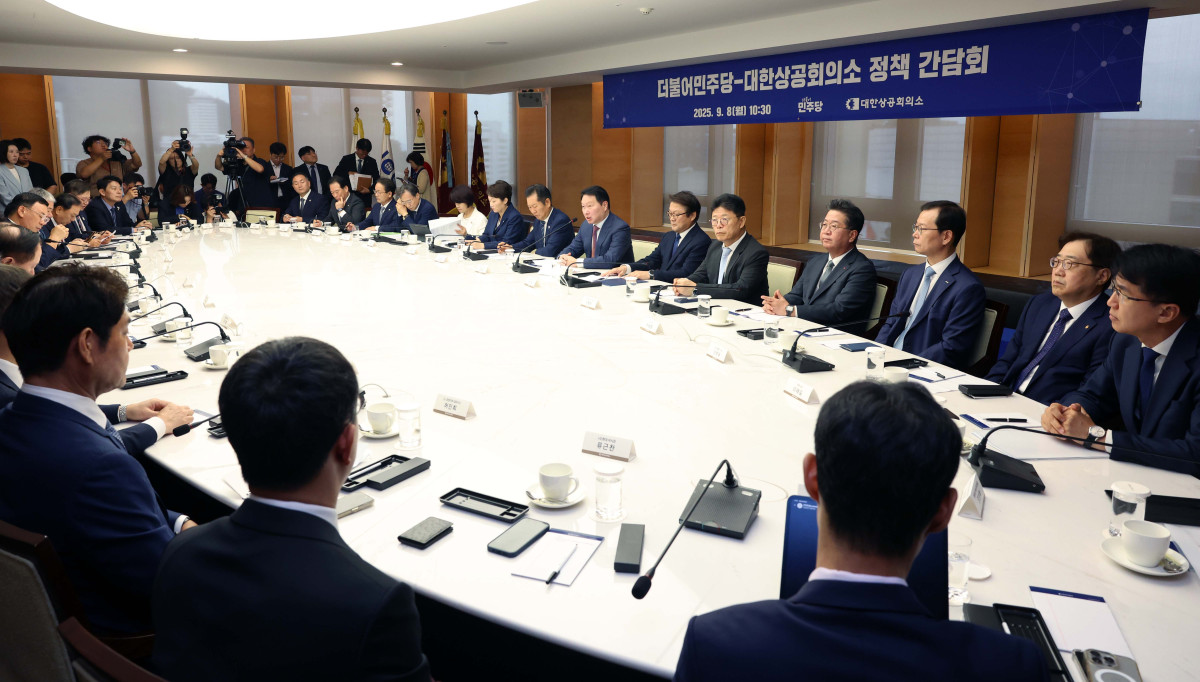 ▲최태원 대한상공회의소 회장이  8일 서울 중구 대한상공회의소에서 열린 ‘더불어민주당-대한상공회의소 정책간담회’에서 인사말을 하고 있다. 신태현 기자 holjjak@