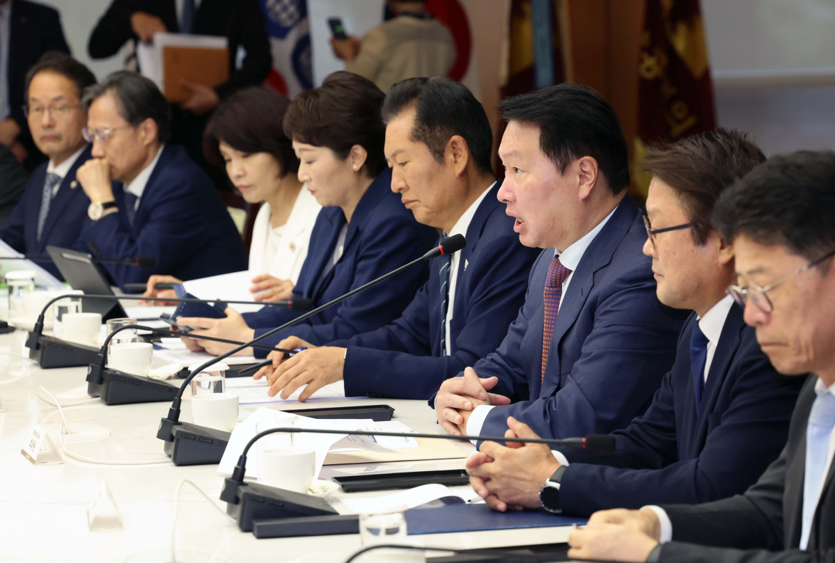 ▲최태원 대한상공회의소 회장이  8일 서울 중구 대한상공회의소에서 열린 ‘더불어민주당-대한상공회의소 정책간담회’에서 인사말을 하고 있다. 신태현 기자 holjjak@