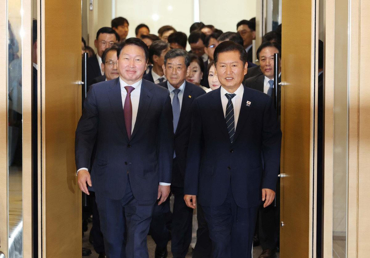 ▲정청래 더불어민주당 대표와 최태원 대한상공회의소 회장 등이 8일 서울 중구 대한상공회의소에서 열린 ‘더불어민주당-대한상공회의소 정책간담회’에 참석하고 있다. 신태현 기자 holjjak@