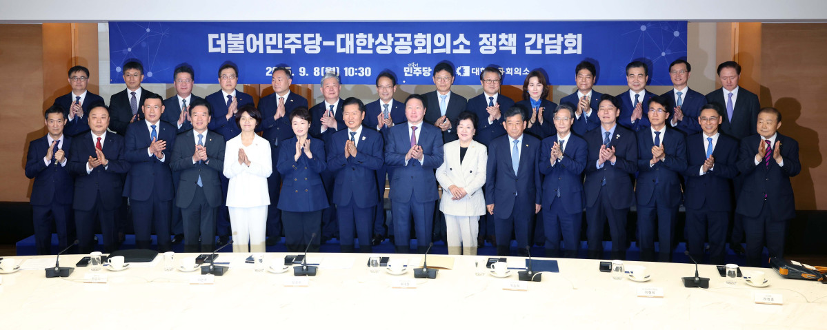 ▲정청래 더불어민주당 대표와 최태원 대한상공회의소 회장 등이 8일 서울 중구 대한상공회의소에서 열린 ‘더불어민주당-대한상공회의소 정책간담회’에 앞서 기념촬영을 하고 있다. 신태현 기자 holjjak@