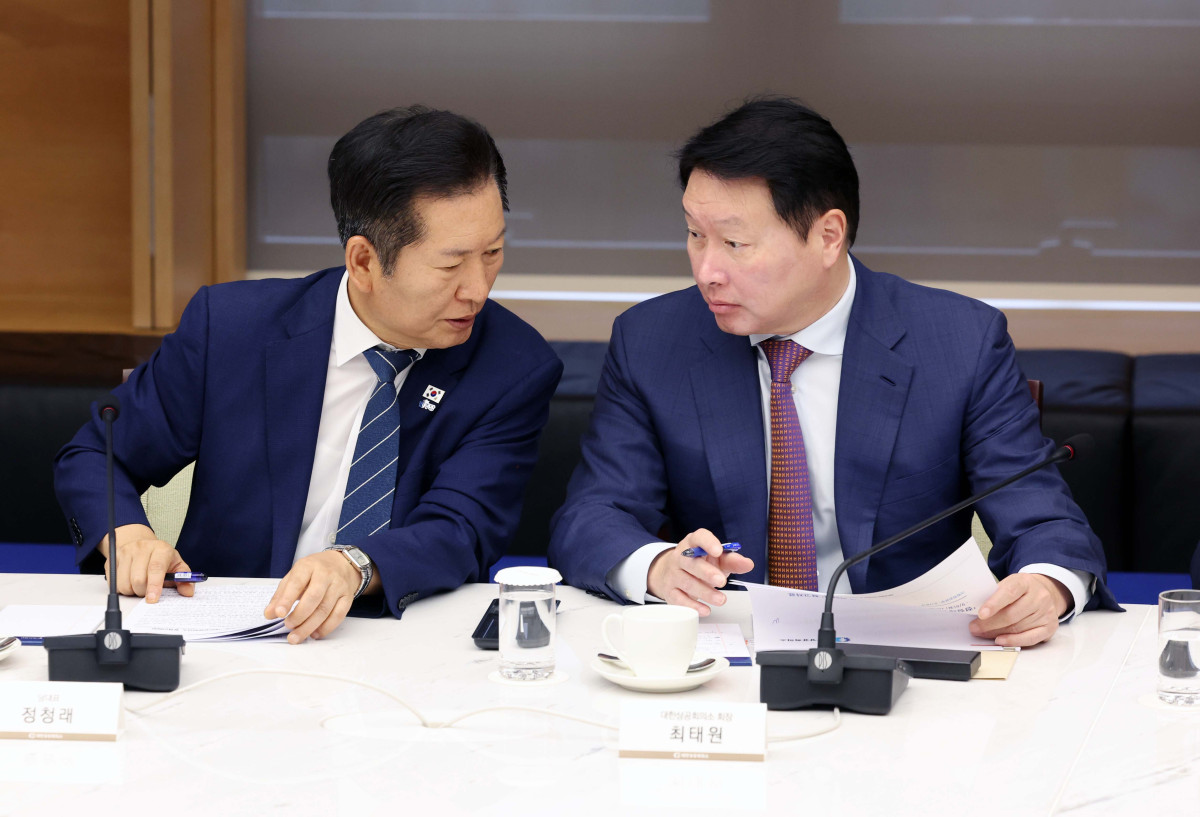 ▲정청래(왼쪽) 더불어민주당 대표와 최태원 대한상공회의소 회장이 8일 서울 중구 대한상공회의소에서 열린 ‘더불어민주당-대한상공회의소 정책간담회’에서 대화하고 있다. 신태현 기자 holjjak@